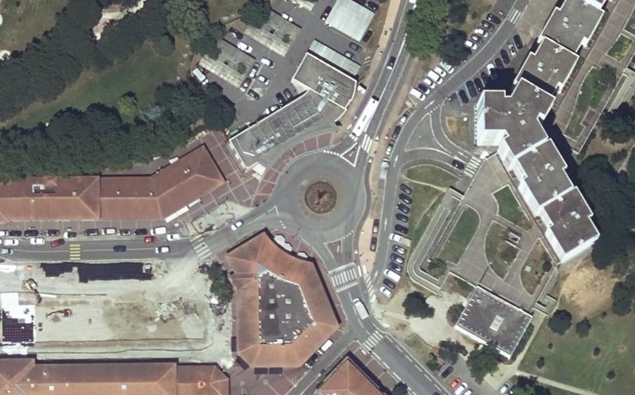 Vue aérienne du Rond-point anonyme n°423504730