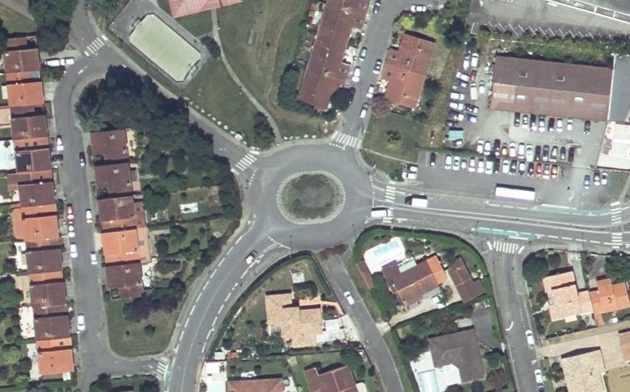 Vue aérienne du Rond-point anonyme n°423504731