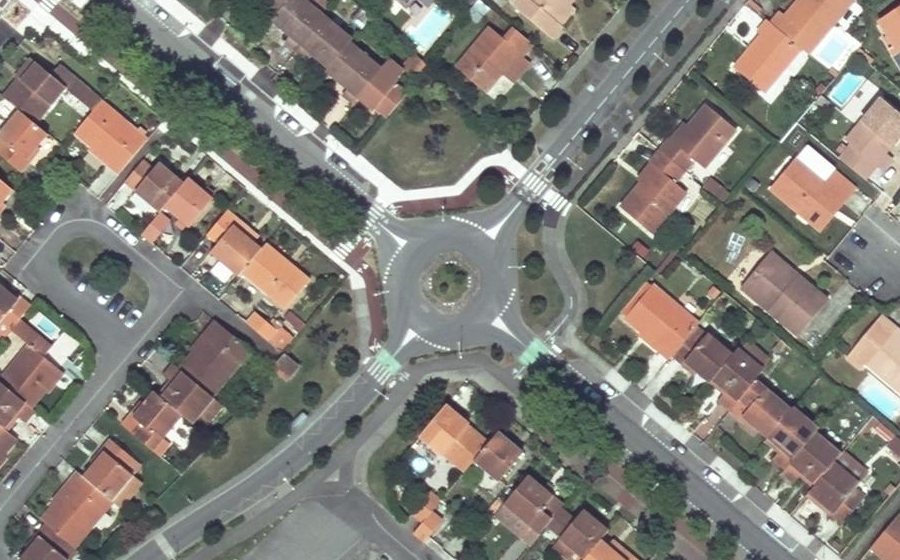 Vue aérienne du Rond-point anonyme n°423504732
