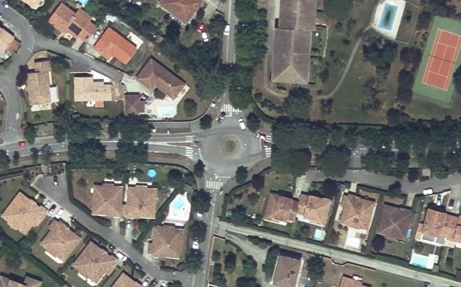 Vue aérienne du Rond-point anonyme n°423504739