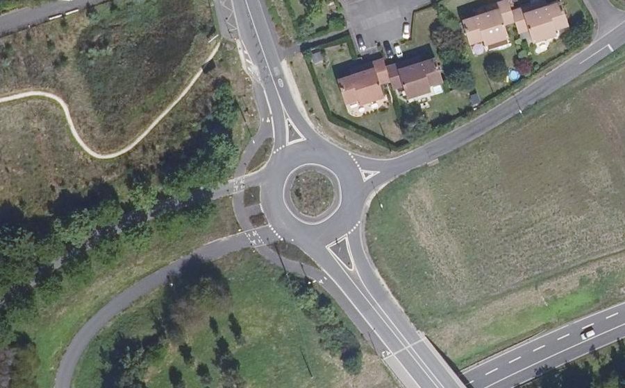 Vue aérienne du Rond-point anonyme n°42355649