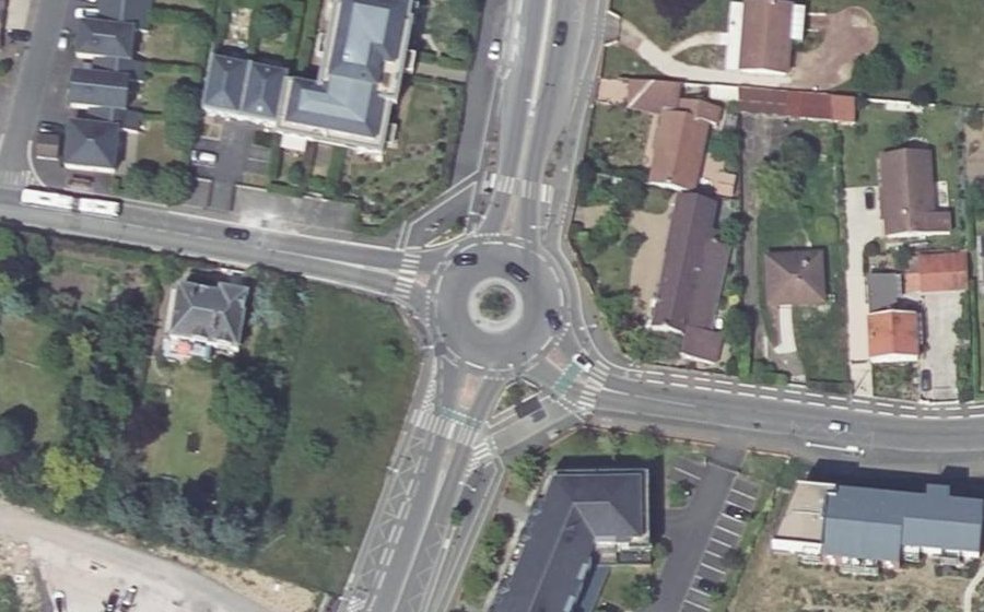 Vue aérienne du Rond-point anonyme n°423634792