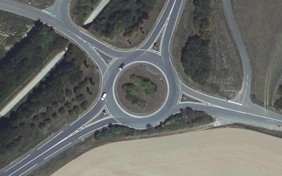 Vue aérienne du Rond-point anonyme n°423665805
