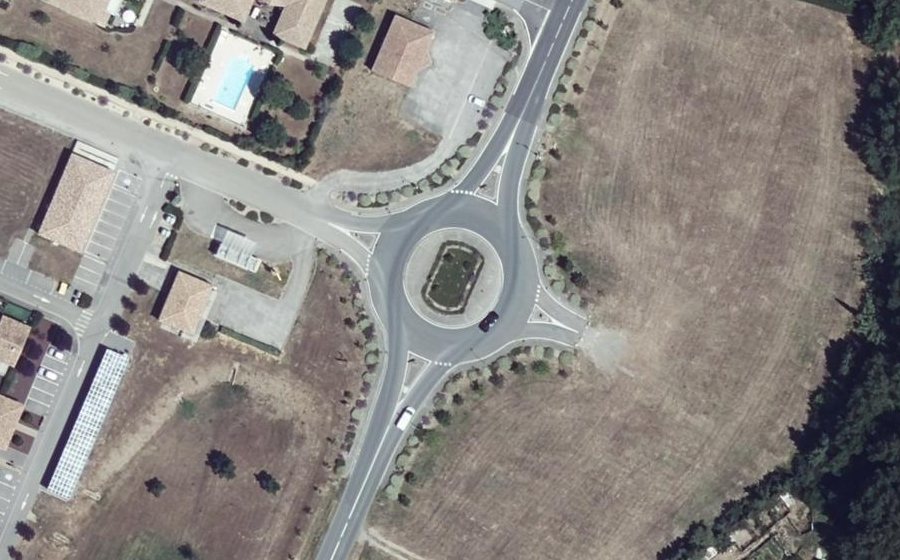 Vue aérienne du Rond-point anonyme n°423677398
