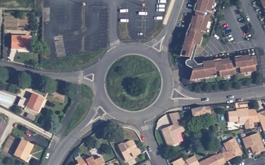Vue aérienne du Rond-point anonyme n°42381163