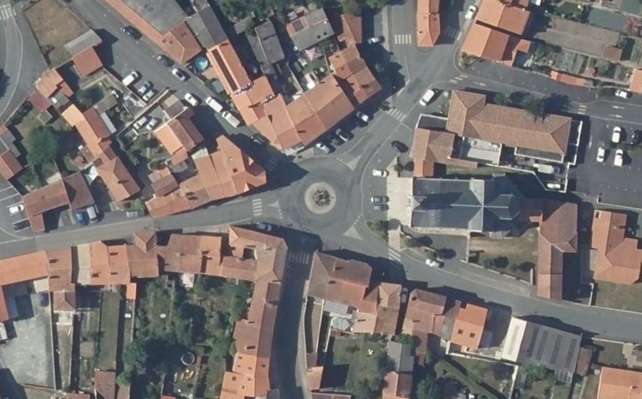 Vue aérienne du Rond-point anonyme n°423836623