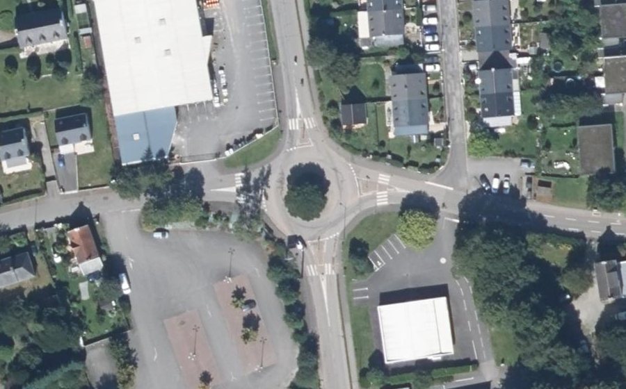 Vue aérienne du Rond-point anonyme n°423863009