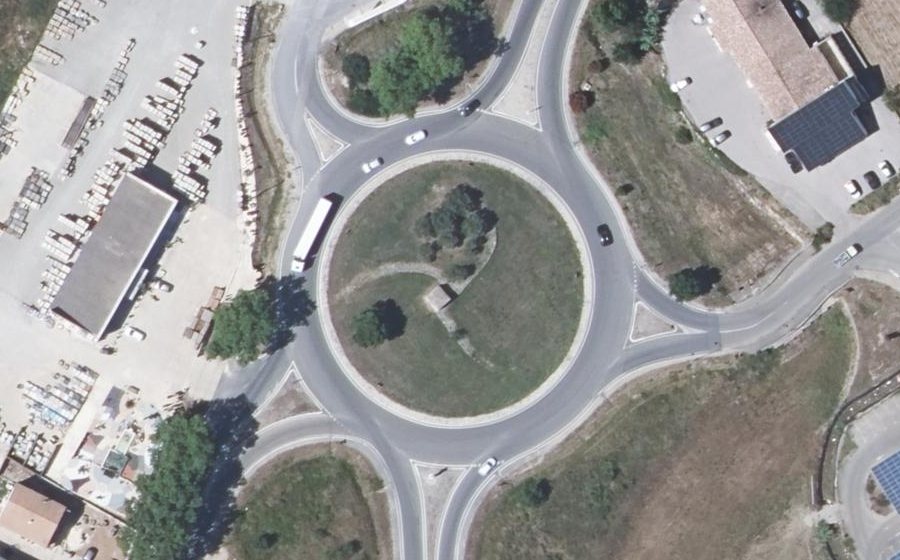 Vue aérienne du Rond-point anonyme n°423930912