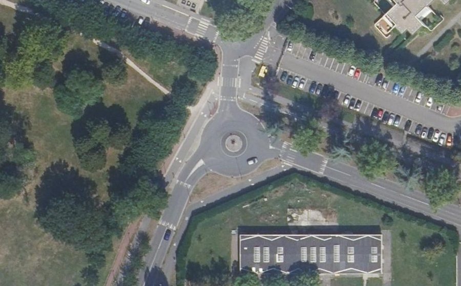 Vue aérienne du Rond-point anonyme n°423969612