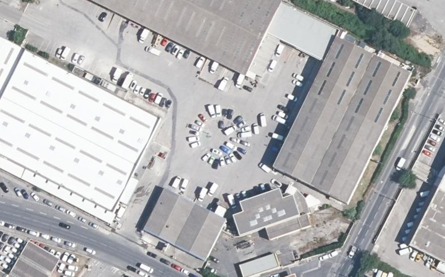Vue aérienne du Rond-point anonyme n°424058310