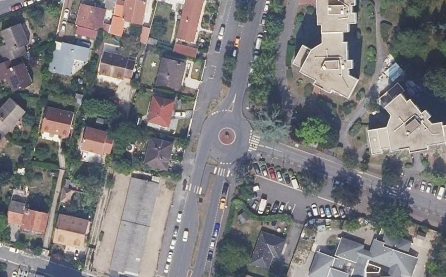 Vue aérienne du Rond-point anonyme n°42408227