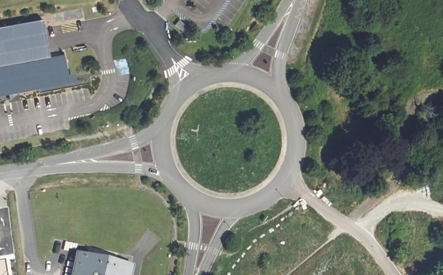 Vue aérienne du Rond-point anonyme n°42423428