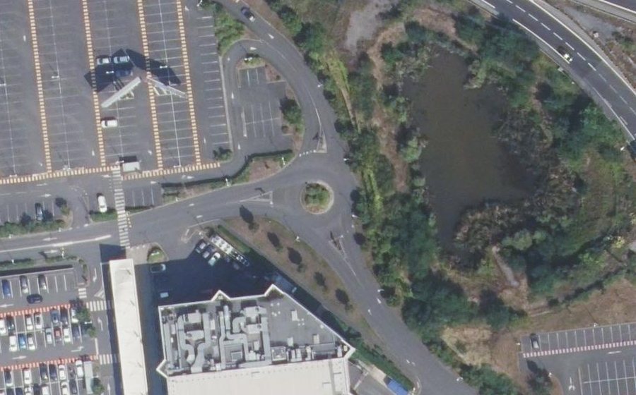 Vue aérienne du Rond-point anonyme n°424270421