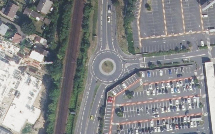 Vue aérienne du Rond-point anonyme n°424270422