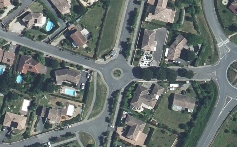 Vue aérienne du Rond-point anonyme n°424290787