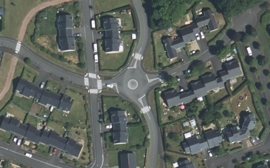 Vue aérienne du Rond-point anonyme n°424493826
