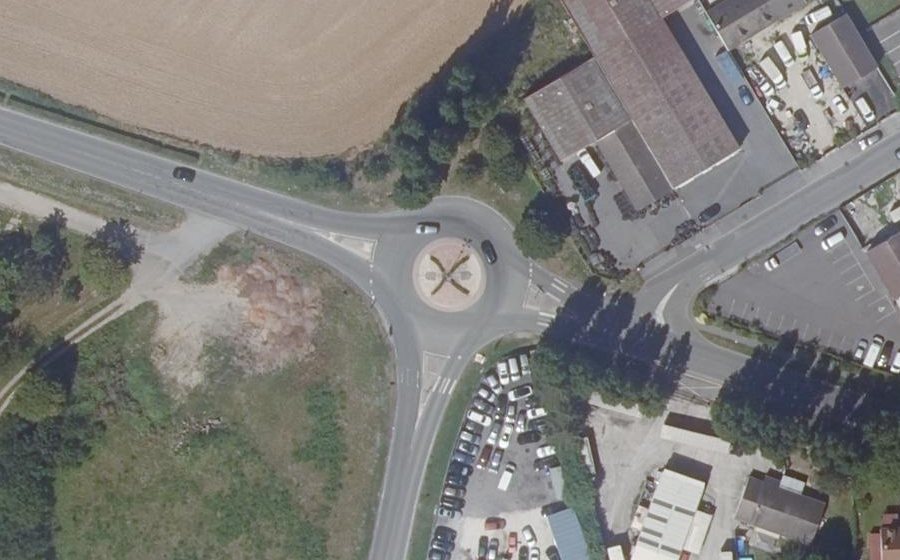 Vue aérienne du Rond-point anonyme n°42451750