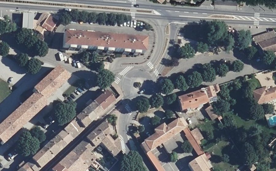 Vue aérienne du Rond-point anonyme n°424533870