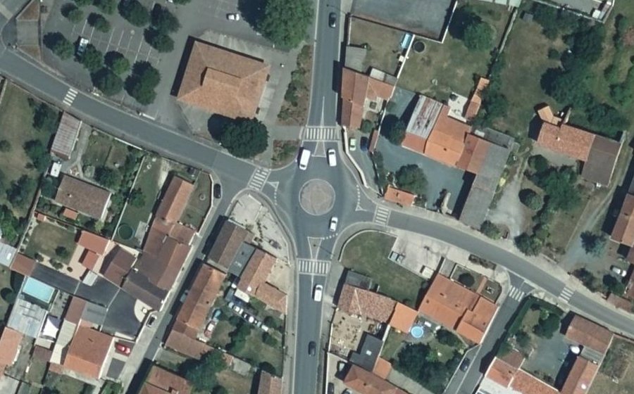 Vue aérienne du Rond-point anonyme n°424542830