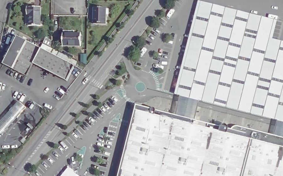 Vue aérienne du Rond-point anonyme n°424572276