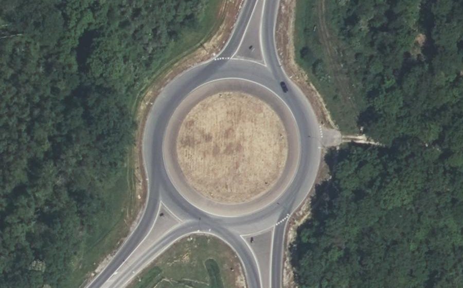Vue aérienne du Rond-point anonyme n°42469813