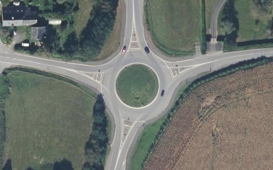 Vue aérienne du Rond-point anonyme n°424726478
