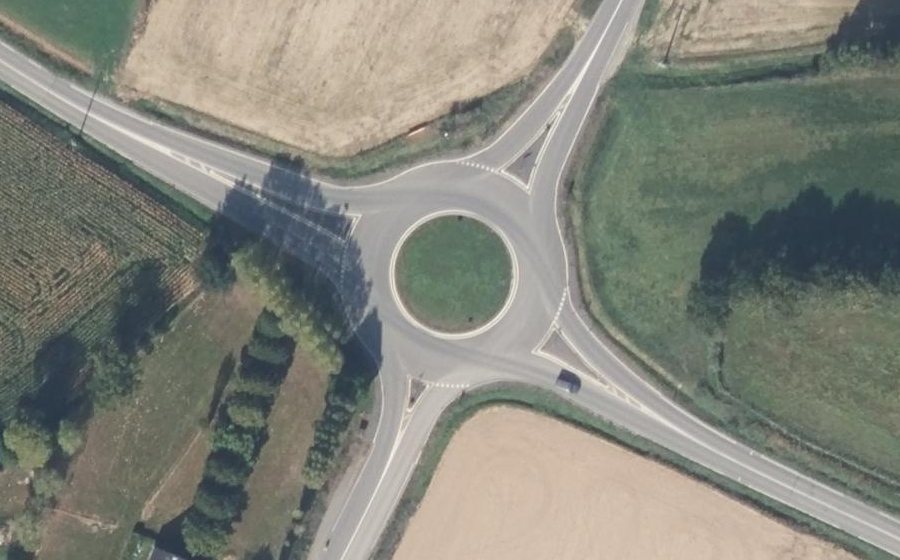 Vue aérienne du Rond-point anonyme n°424726923