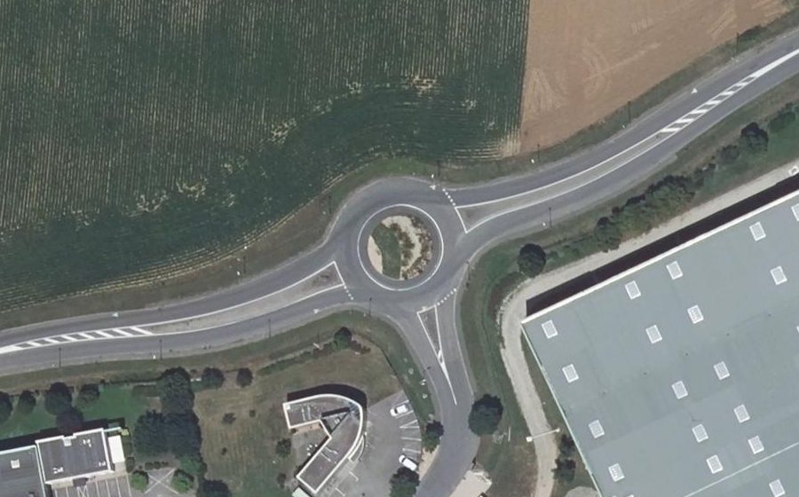 Vue aérienne du Rond-point anonyme n°424764502