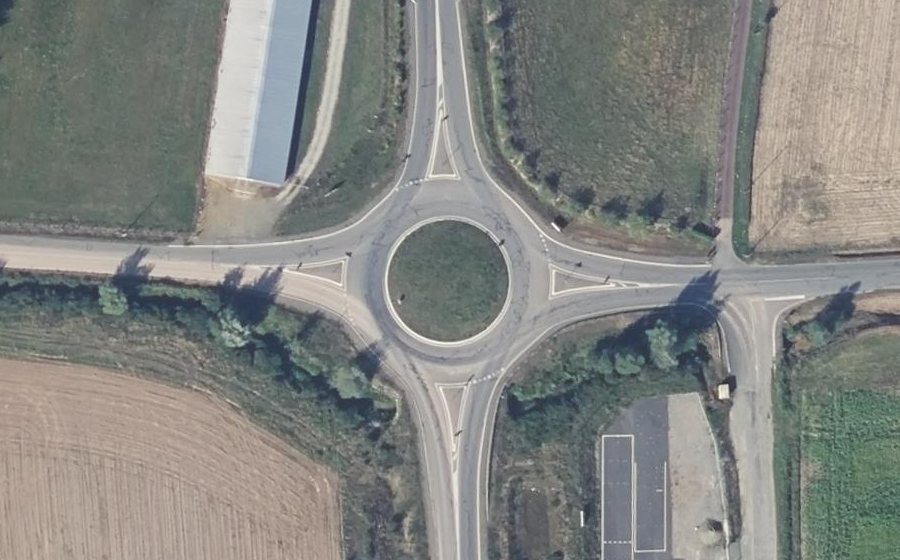 Vue aérienne du Rond-point anonyme n°424777012