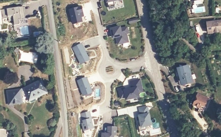 Vue aérienne du Rond-point anonyme n°424789038