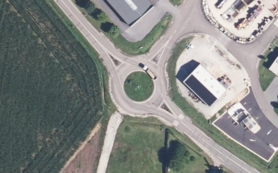 Vue aérienne du Rond-point anonyme n°42479051