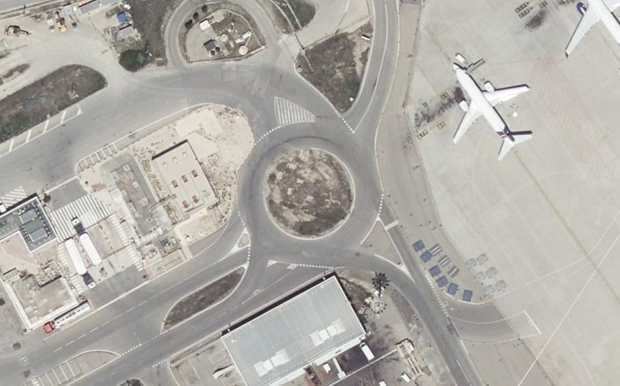 Vue aérienne du Rond-point anonyme n°424794865