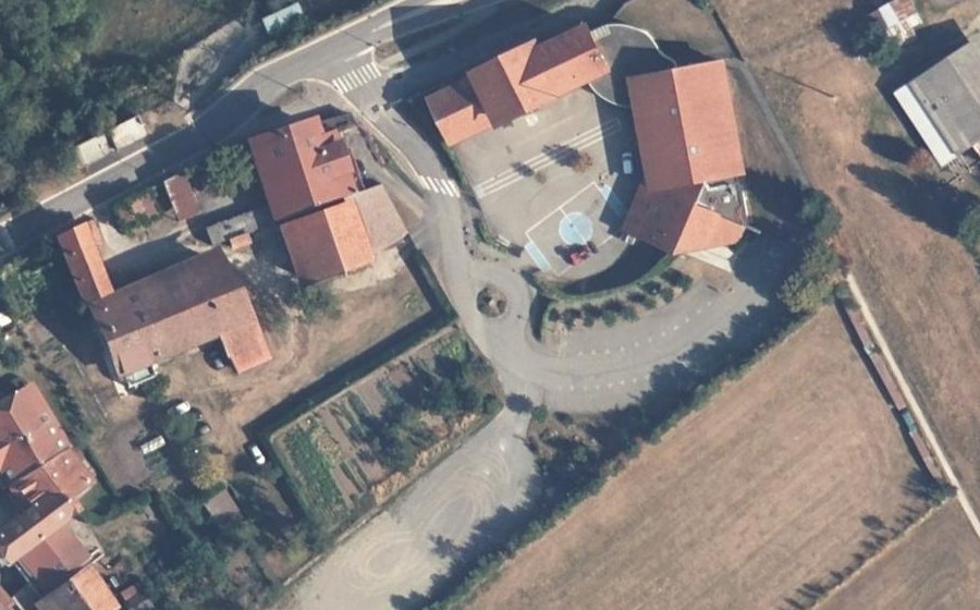 Vue aérienne du Rond-point anonyme n°424810193