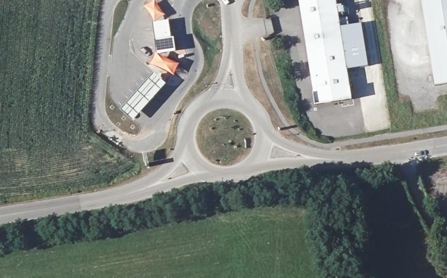 Vue aérienne du Rond-point anonyme n°424816525