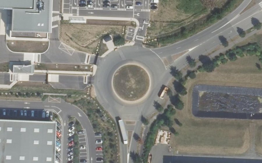 Vue aérienne du Rond-point anonyme n°424844653
