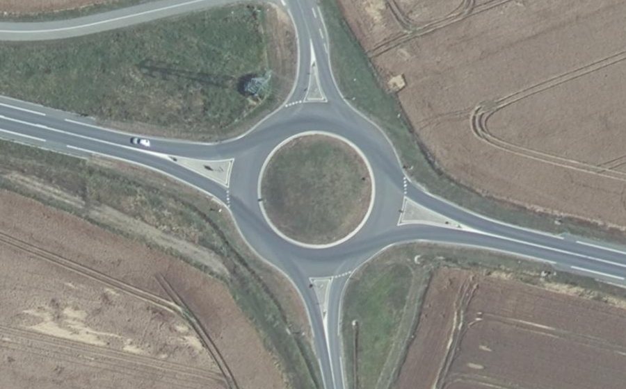 Vue aérienne du Rond-point anonyme n°424867942