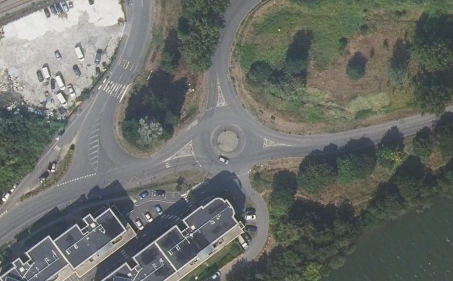 Vue aérienne du Rond-point anonyme n°424921385