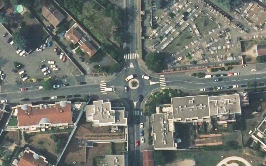 Vue aérienne du Rond-point anonyme n°424921823