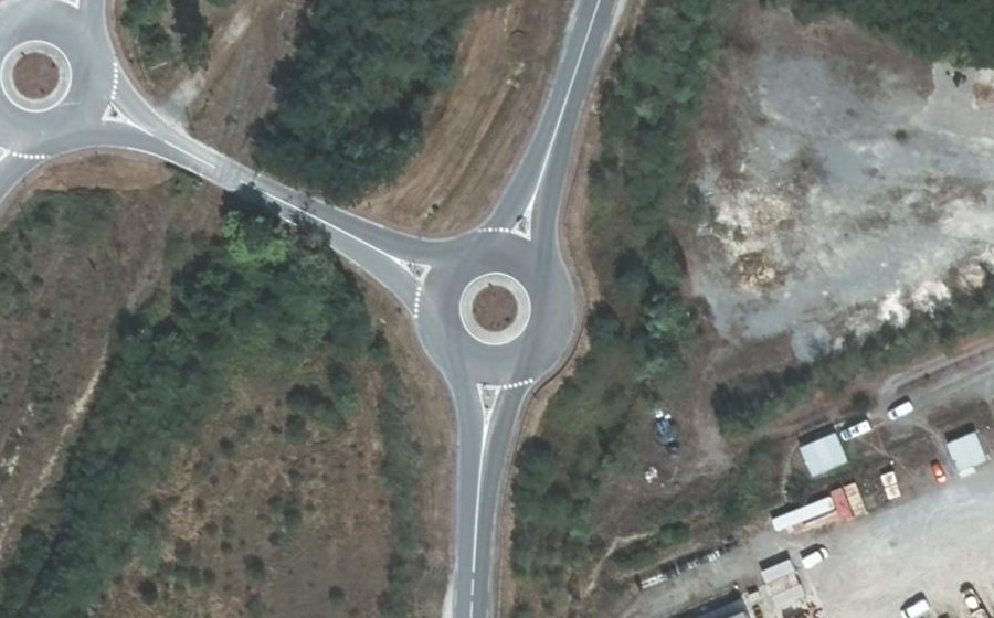 Vue aérienne du Rond-point anonyme n°424940898