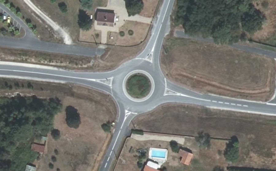 Vue aérienne du Rond-point anonyme n°424944420