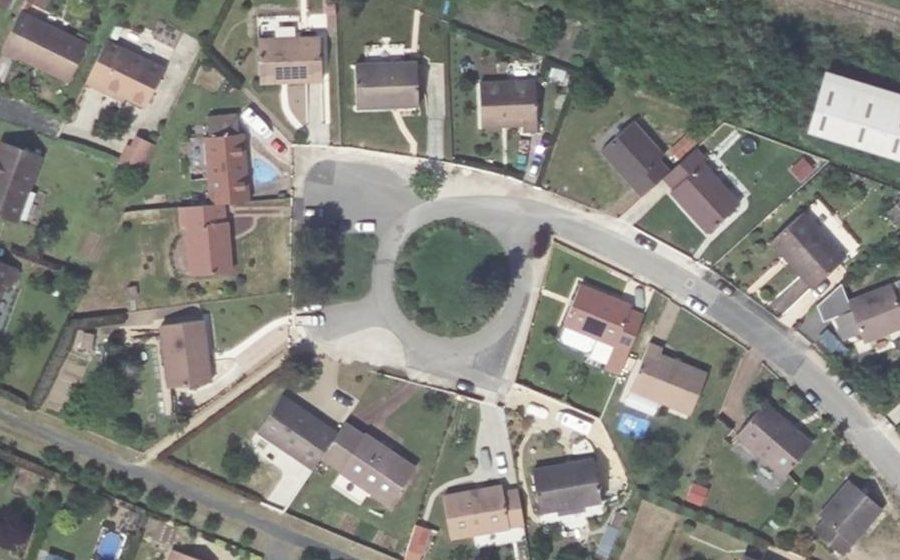 Vue aérienne du Rond-point anonyme n°425183866