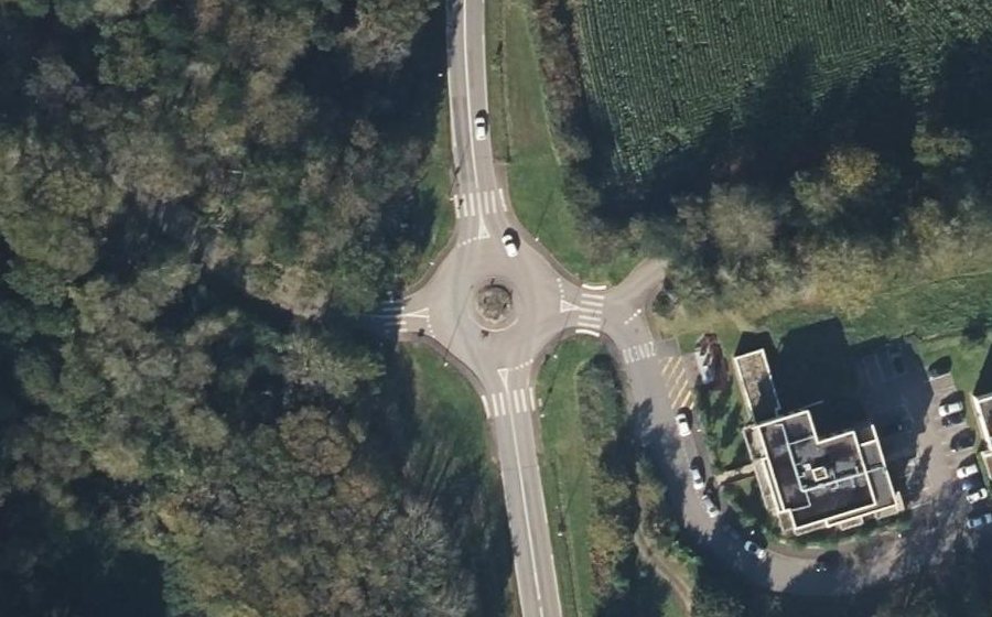 Vue aérienne du Rond-point anonyme n°425326466