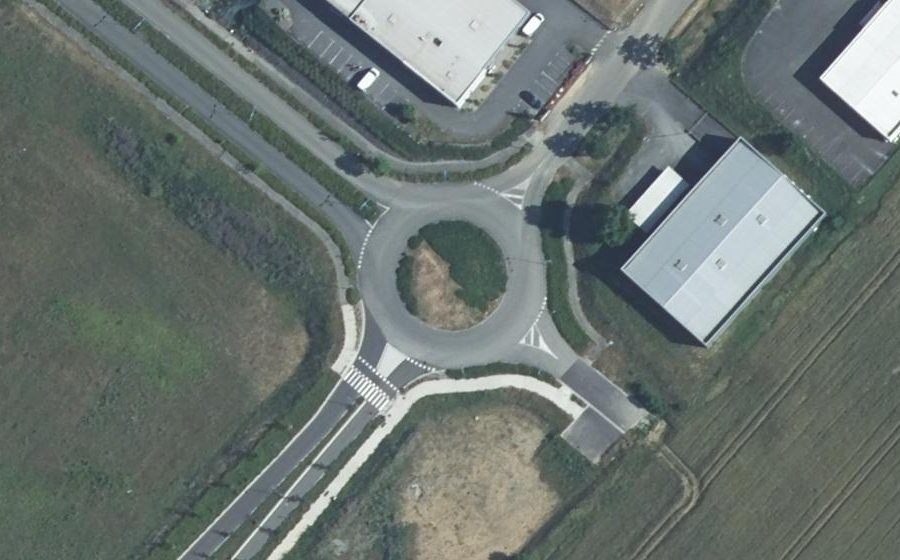 Vue aérienne du Rond-point anonyme n°425343724