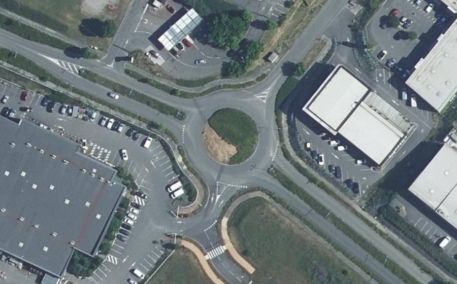 Vue aérienne du Rond-point anonyme n°425343725