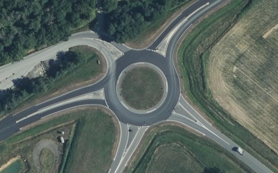 Vue aérienne du Rond-point anonyme n°425547516
