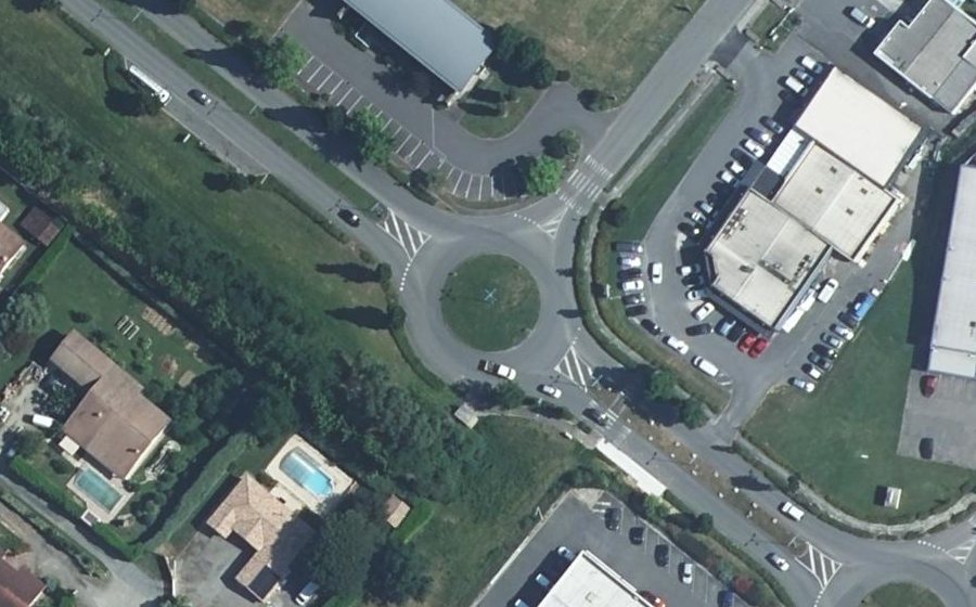 Vue aérienne du Rond-point anonyme n°425597443