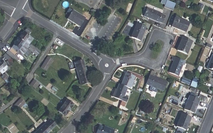 Vue aérienne du Rond-point anonyme n°425636626