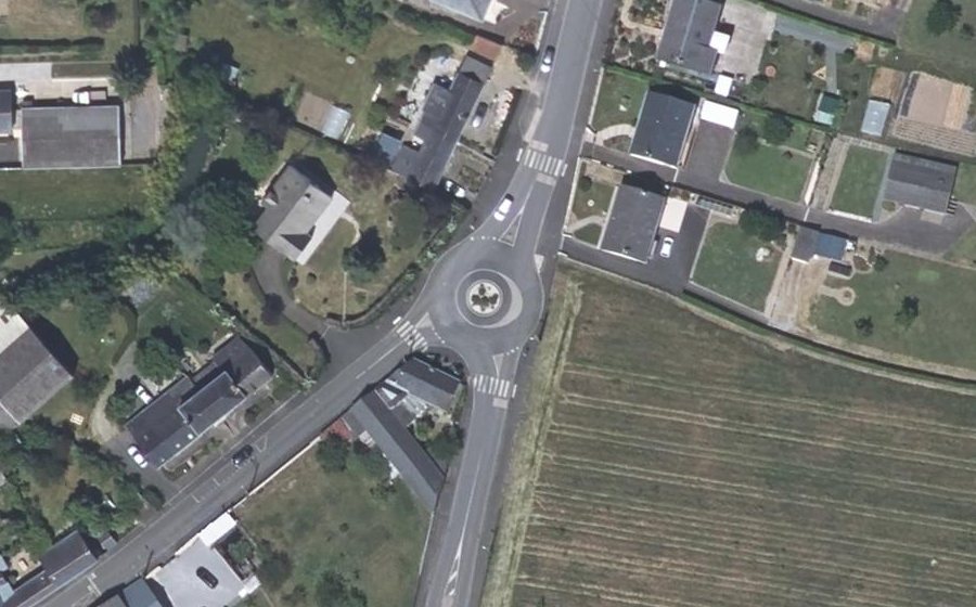 Vue aérienne du Rond-point anonyme n°425699868