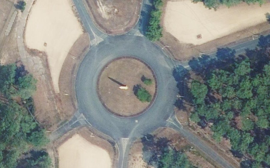 Vue aérienne du Rond-point anonyme n°425706474