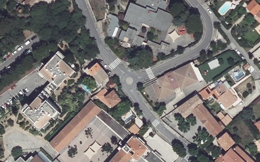 Vue aérienne du Rond-point anonyme n°425743762